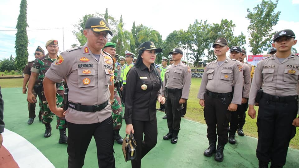 Kapolres Landak AKBP Ade Kuncoro Ridwan dan Bupati Landak Karolin Margret Natasa