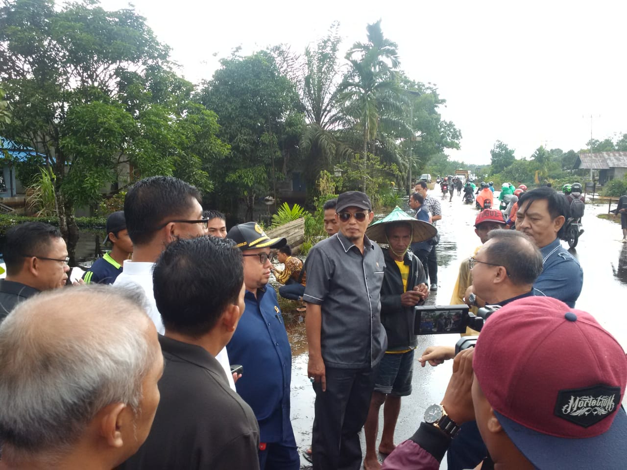 Caption: Komisi IV DPRD Provinsi Kalbar Sidak ke titik-titik banjir di Jalan Tani Parit Pak Samben, Desa Pancaroba, Kecamatan Sungai Ambawang, Kabupaten Kubu Raya, Jumat (20/12/2019).
