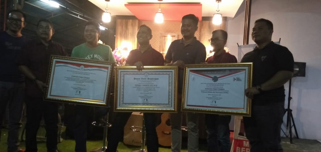 Foto---Kajari Sanggau, Tengku Firdaus bersama seluruh Kasi di Kejaksaan Negeri Sanggau menunjukkan penghargaan yang diterima, Selasa (17/12) malam
