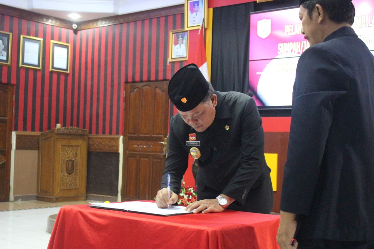Foto---Bupati Paolus Hadi menandatangani berita acara pelantikan 98 pejabat pengawas di lingkungan Pemkab Sanggau, Kamis (30/1/2020)---Alfian Diskominfo Sanggau untuk Kalimantantoday.com