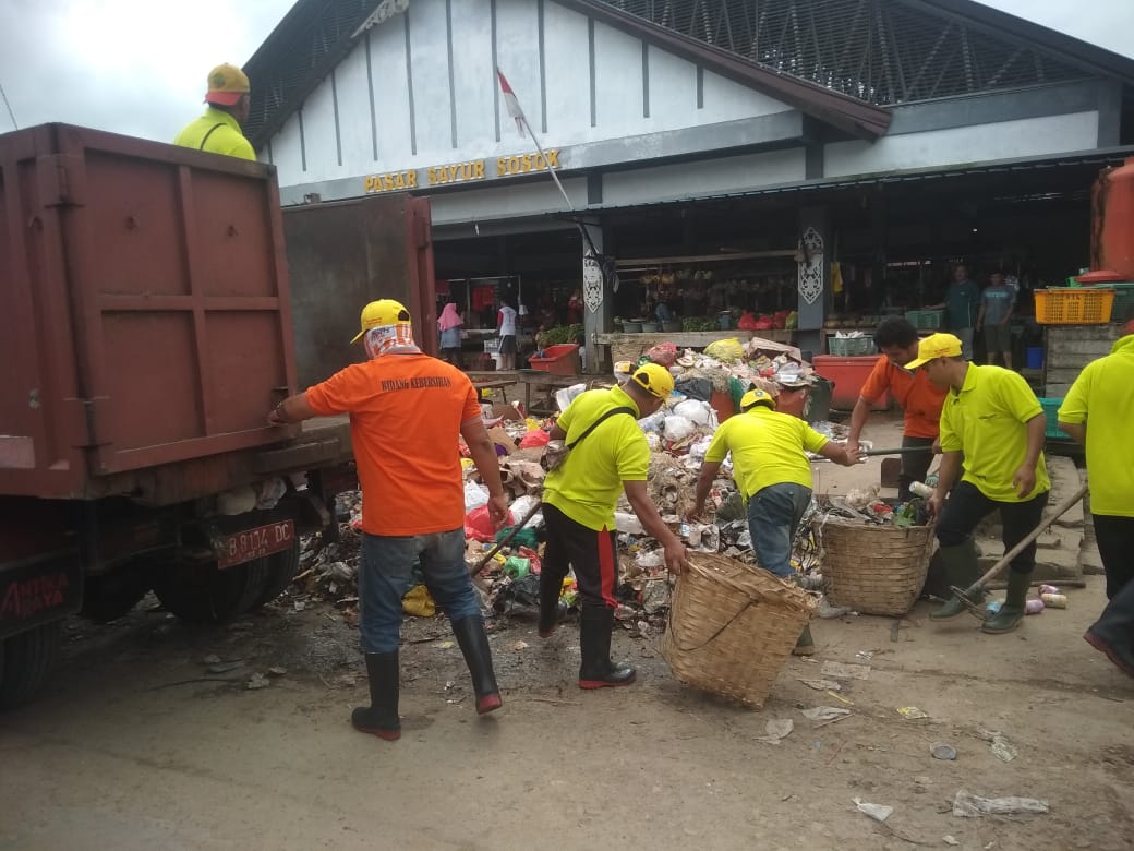Foto---Petugas kebersihan dari Dinas Lingkungan Hidup Kabupaten Sanggau membersihkan sampah yang menumpuk di pasar sayur Sosok, Kecamatan Tayan Hulu, Selasa (7/1/2020)—Dinas LH untuk Kalimantantoday.com