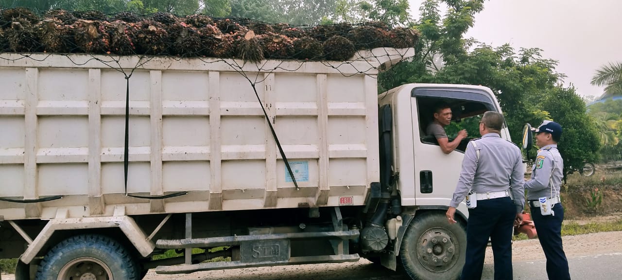 Foto: Dinas Perhubungan melakukan razia rutin terhadap kendaraan overload overdimensi yang lalu lalang di Kabupaten Sanggau tanpa mematuhi aturan Kemenhub---ist