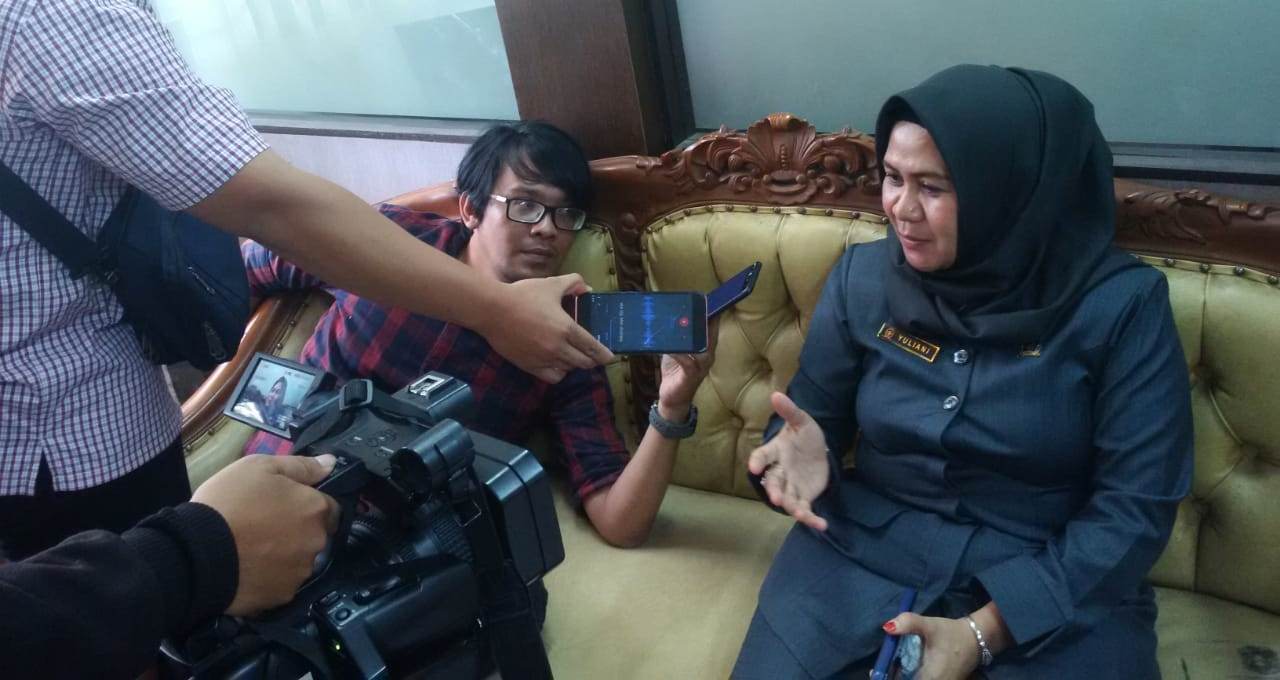 Bendahara DPW PAN Kalbar, Yuliani diwawancarai jurnalis di Ruang Fraksi PAN DPRD Provinsi Kalbar, Senin (13/01/2020).