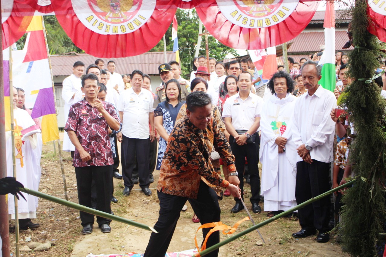 Foto--Bupati Paolus Hadi melakukan pancung bambu sebagai ritual penyambutan, Rabu (22/1/2020)--Alfian Diskominfo Sanggau untuk Kalimantantoday.com