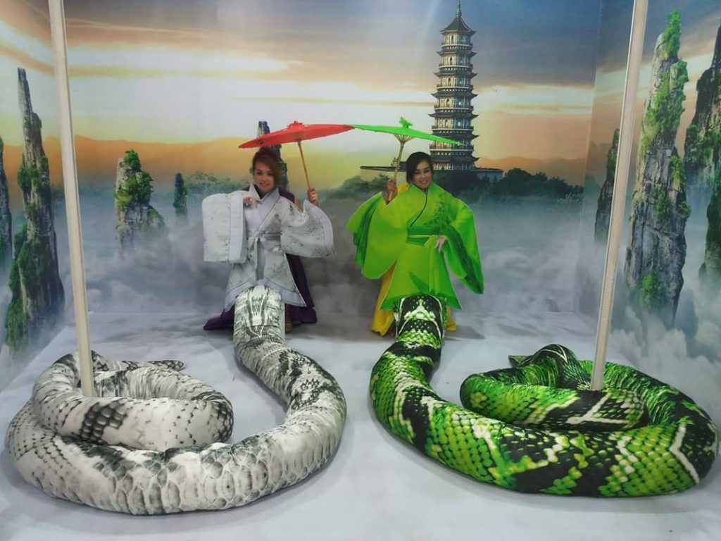 Pengunjung bergaya ala siluman ular putih & siluman ular hijau