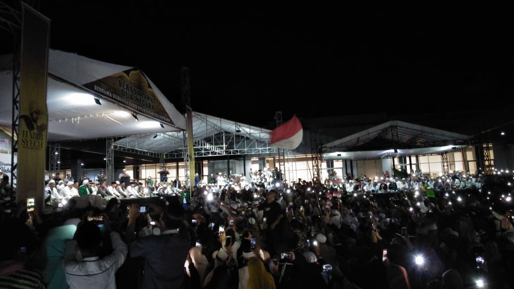 Foto---Ribuan massa yang hadir dari dua negara (Indonesia/Malaysia)