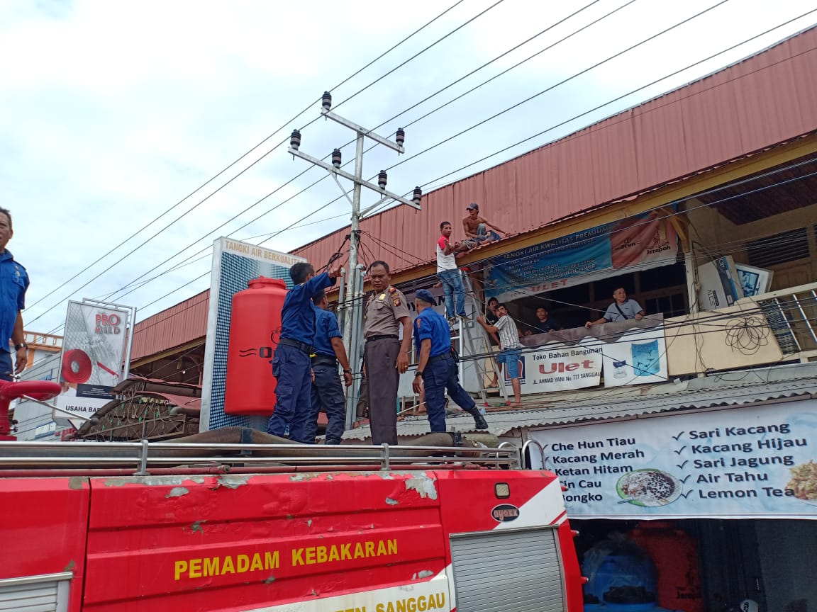 Foto---Petugas UPK Pemkab Sanggau bersama Kapolsek Kapuas AKP Sri Mulyono dibantu warga saat menurunkan korban tersengat listrik.---ist