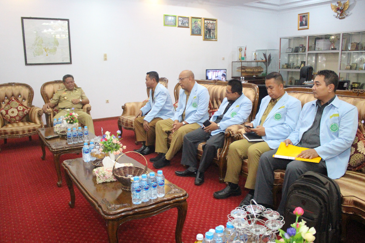 Foto-- Ketua Umum DPW BKPRMI Provinsi Kalbar didampingi Pengurus DPD BPKRMI Sanggau beraudiensi dengan Bupati Sanggau, Paolus Hadi di ruang kerjanya, Senin (24/2/2020)---Kiram Akbar