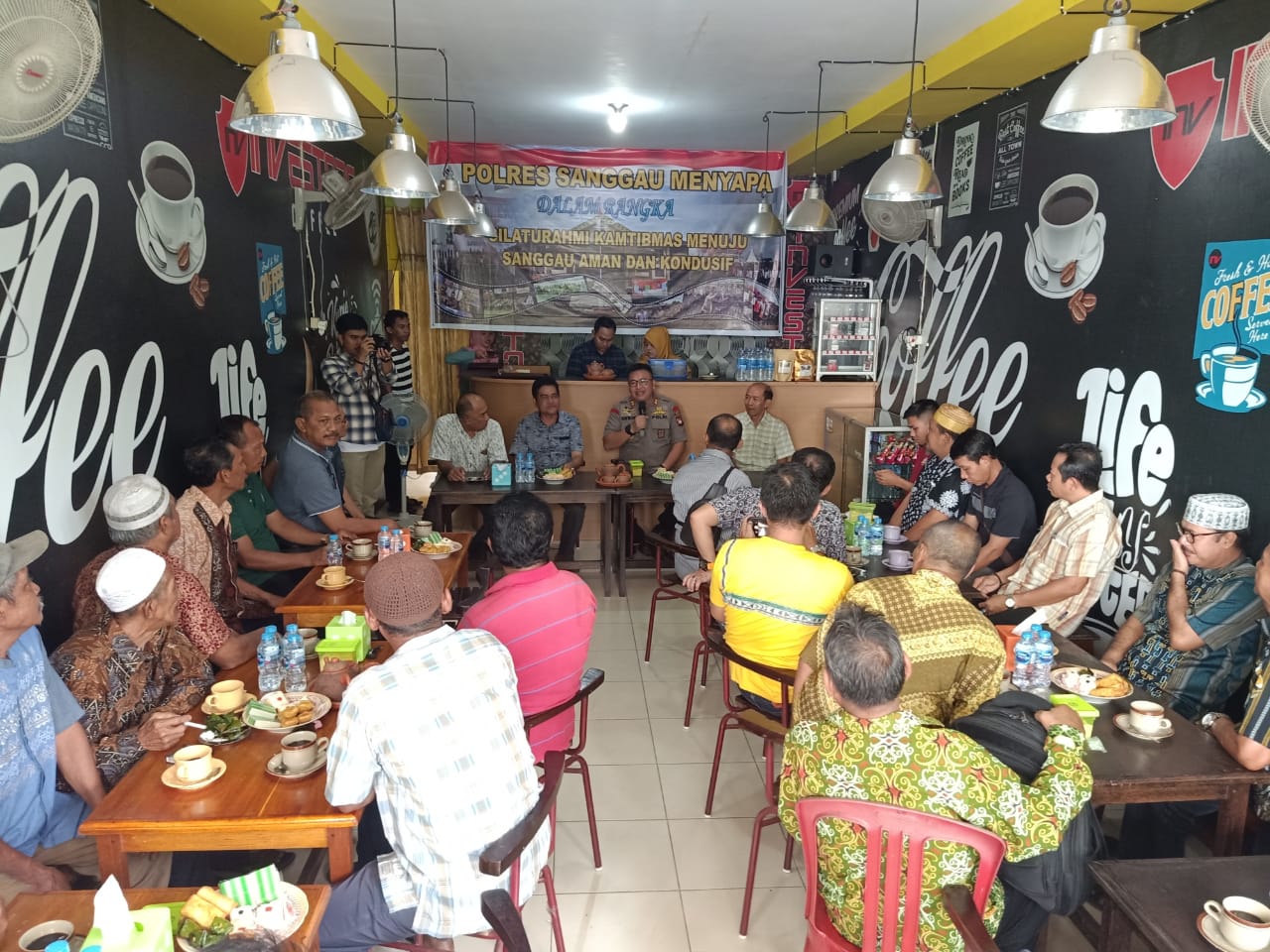 Foto---Coffe Morning yang dihadiri Kapolres Sanggau, Raymond M Masengi, Kadishangpang Hortikan, John Hendri dan Anggota DPRD Sanggau, Haji Samiun dan Yulianto yang digelar di Cafe Investor, Minggu (9/2/2020)---Polres Sanggau untuk Kalimantantoday.com