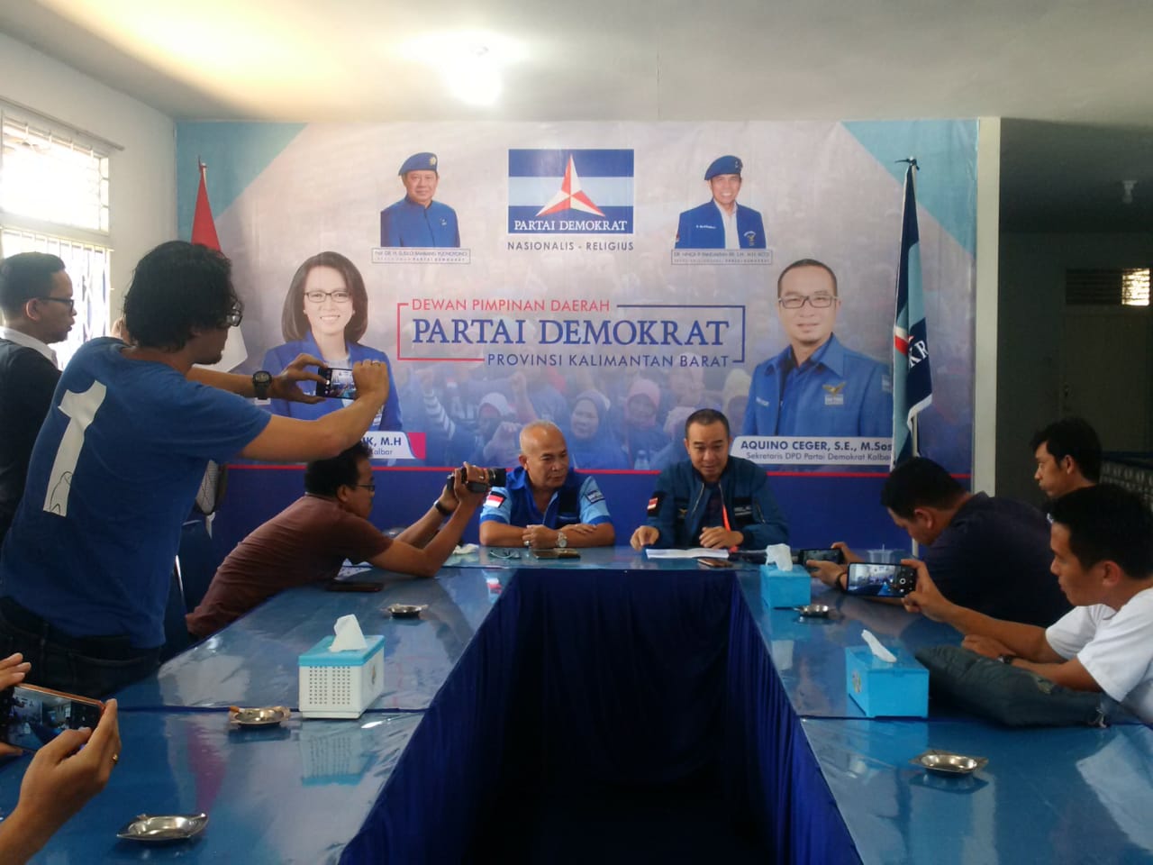 Caption: Jumpa pers di Sekretariat DPD Partai Demokrat Provinsi Kalbar, Selasa (25/02/2020).