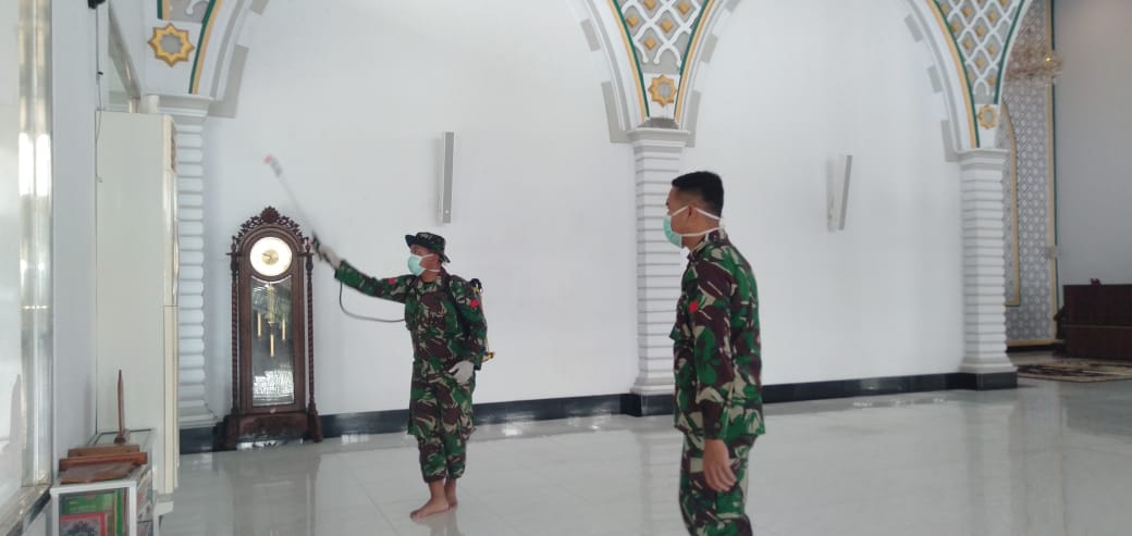 Foto---Petugas dari TNI menyemprotkan disinfektan ke seluruh ruangan masjid agung Al-Muawwanah Kota Sanggau, Jumat (20/3/2020)---Kiram Akbar 