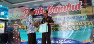 Foto---Kajari Sanggau, Tengku Firdaus memberikan cenderamata kepada Muhammad Faidul Alim Romas, yang menjabat Kasi Pidum Kejari Barito Timur, Kalsel, Selasa (3/3/2020) di Kejari Sanggau