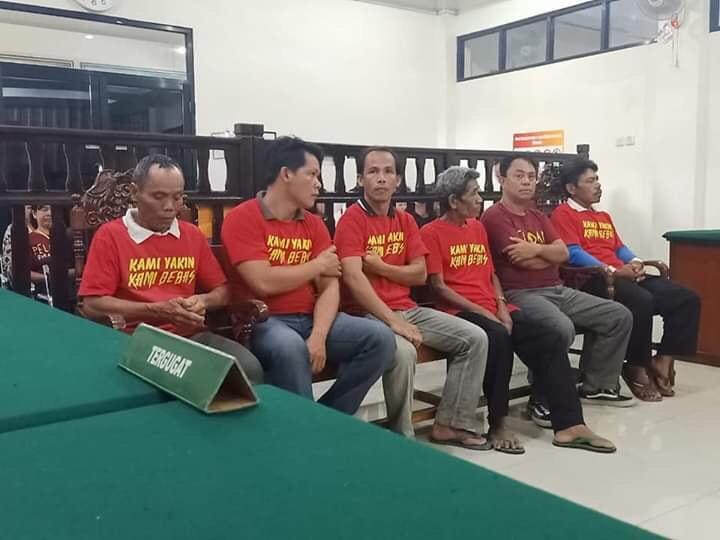 Pengadilan Negeri Sintang memutuskan enam orang terdakwa peladang tidak bersalah serta membebaskan peladang dari seluruh dakwaan.