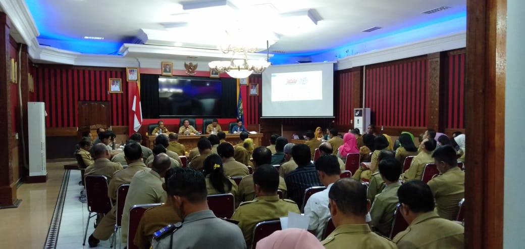Foto---Bupati Paolus Hadi memimpin rapat persiapan akhir HUT ke-404 tahun Kota Sanggau di lantai satu kantor Bupati Sanggau, Senin (9/3/2020)----Kiram Akbar 