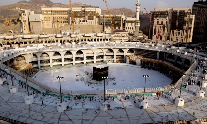Kondisi Kabbah di Mekah yang kosong setelah larangan ibadah umrah dikeluarkan pemerintah Arab Saudi. (twitter.com/NBCNews)